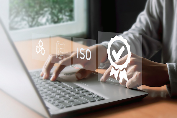 persona-buscando-en-la-computadora-certificacion-iso