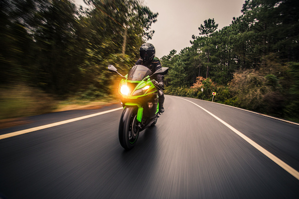 motociclista-en-carretera